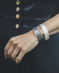 Pulsera de textura serpiente de plata hecho a mano