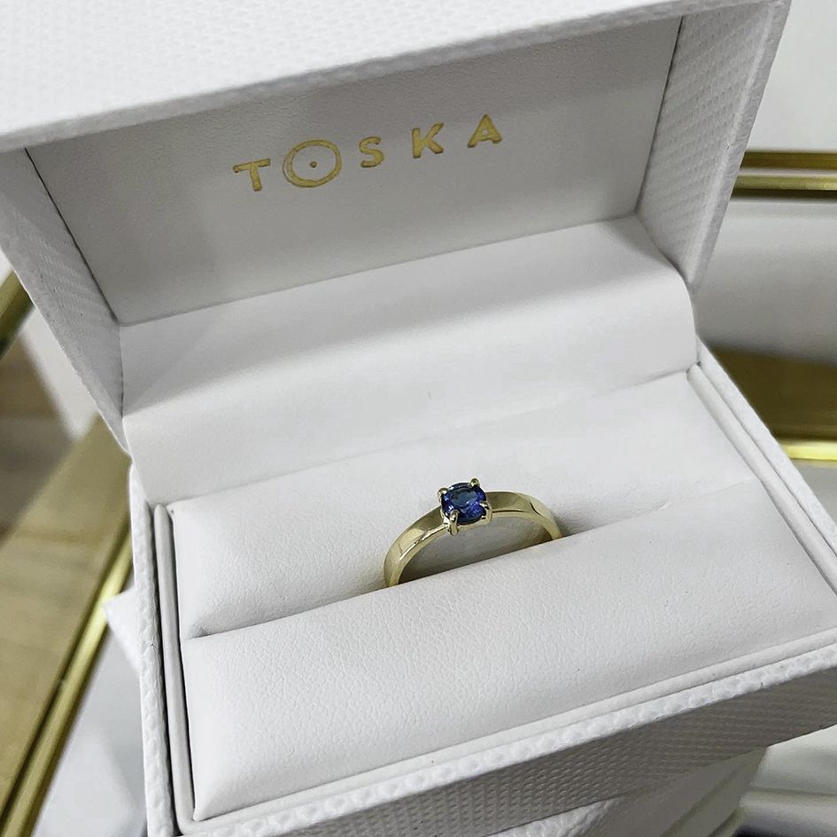 Anillo personalizado oro y zafiro