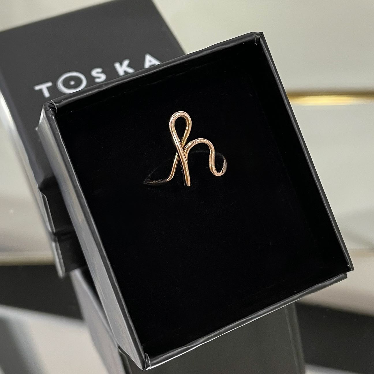 ANILLO DE ORO LETRA TOSKA 3
