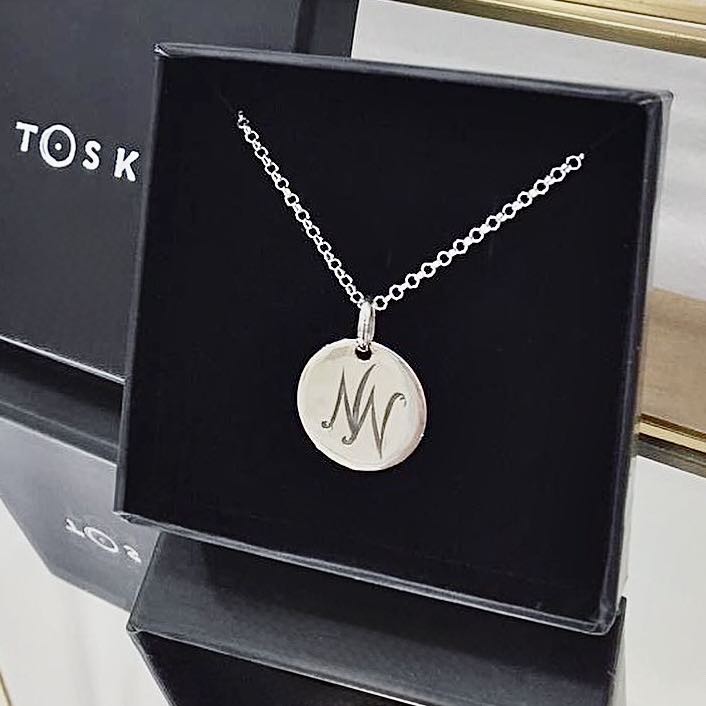 COLGANTE DE PLATA LOGO TOSKA